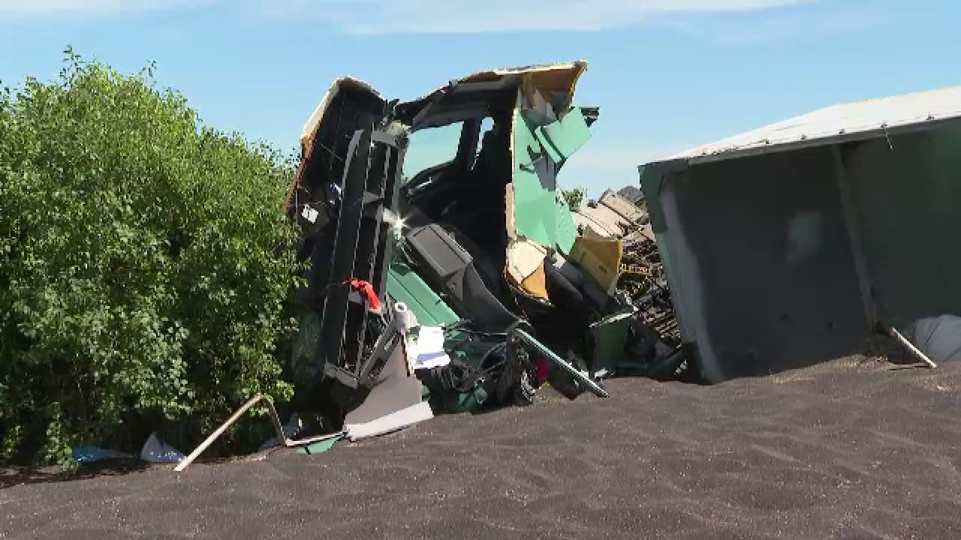 Un șofer a murit după ce s-a răsturnat cu camionul pe un drum județean din Timiș