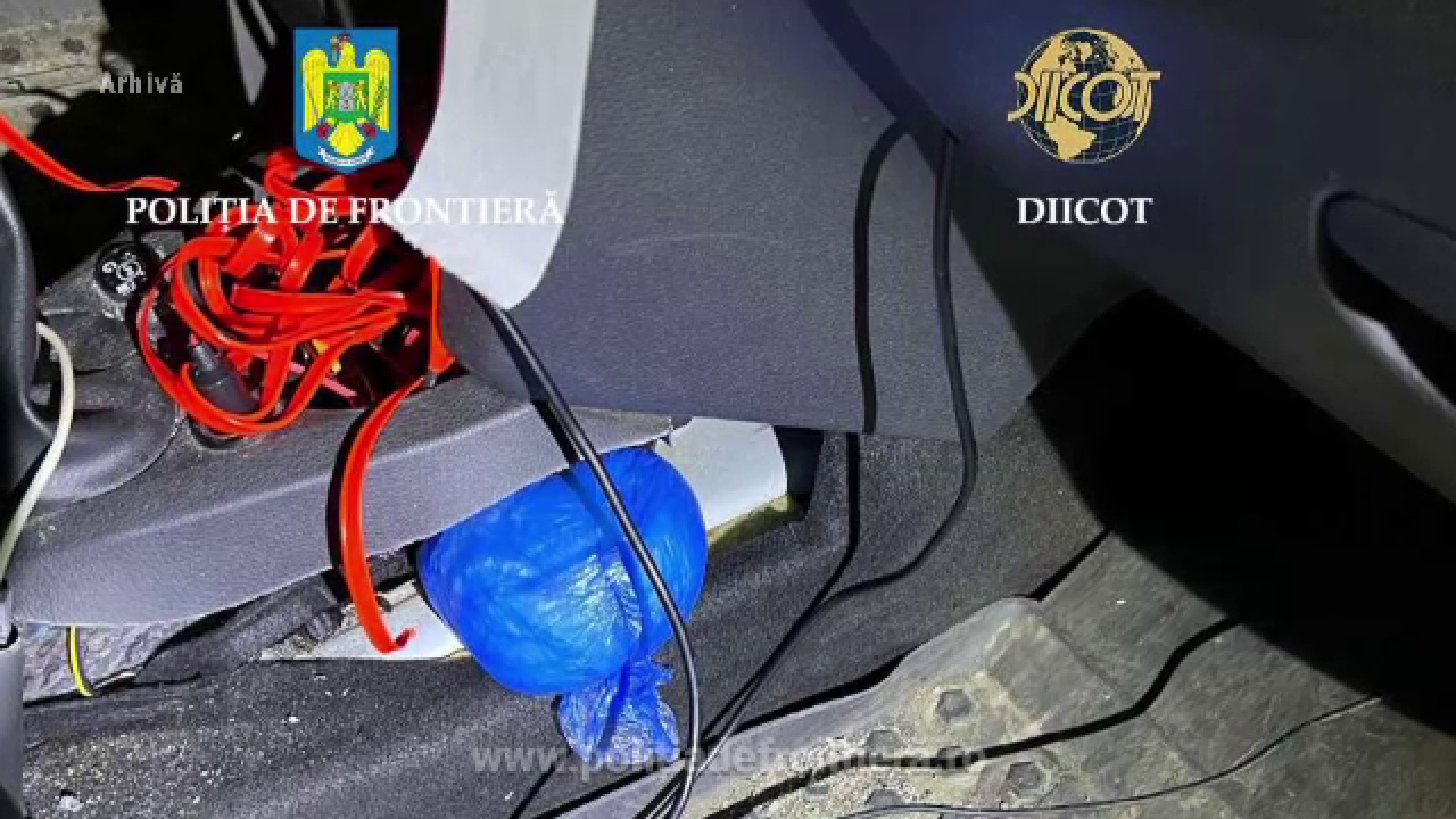 Taximetrist din Maramureș, prins cu droguri și bani ascunse în portieră și în zona schimbătorului de viteze