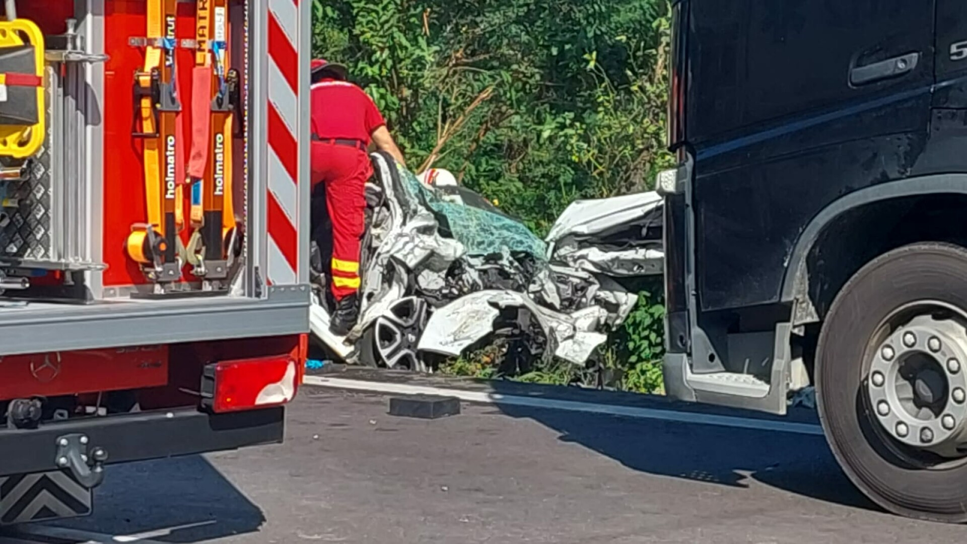 Accident grav pe Valea Oltului. O persoană a murit după ce a intrat cu mașina într-un TIR