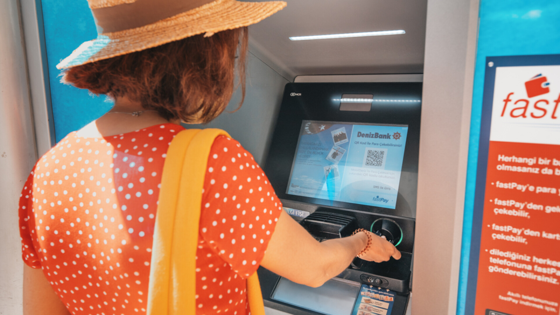 Țara care restricționează plățile cu cardul. Ce nu se va mai putea achita prin această metodă