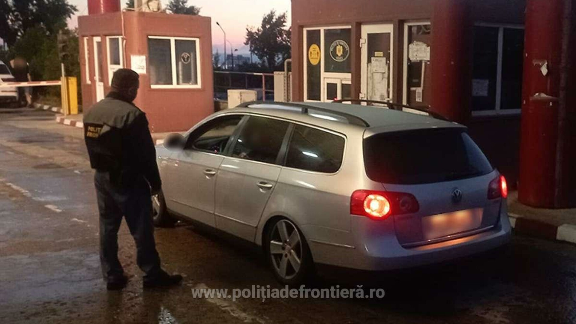 Un bărbat a plătit 1.800 de euro pentru un permis de conducere fals, dar a fost prins la frontieră. Ce le-a spus polițiștilor