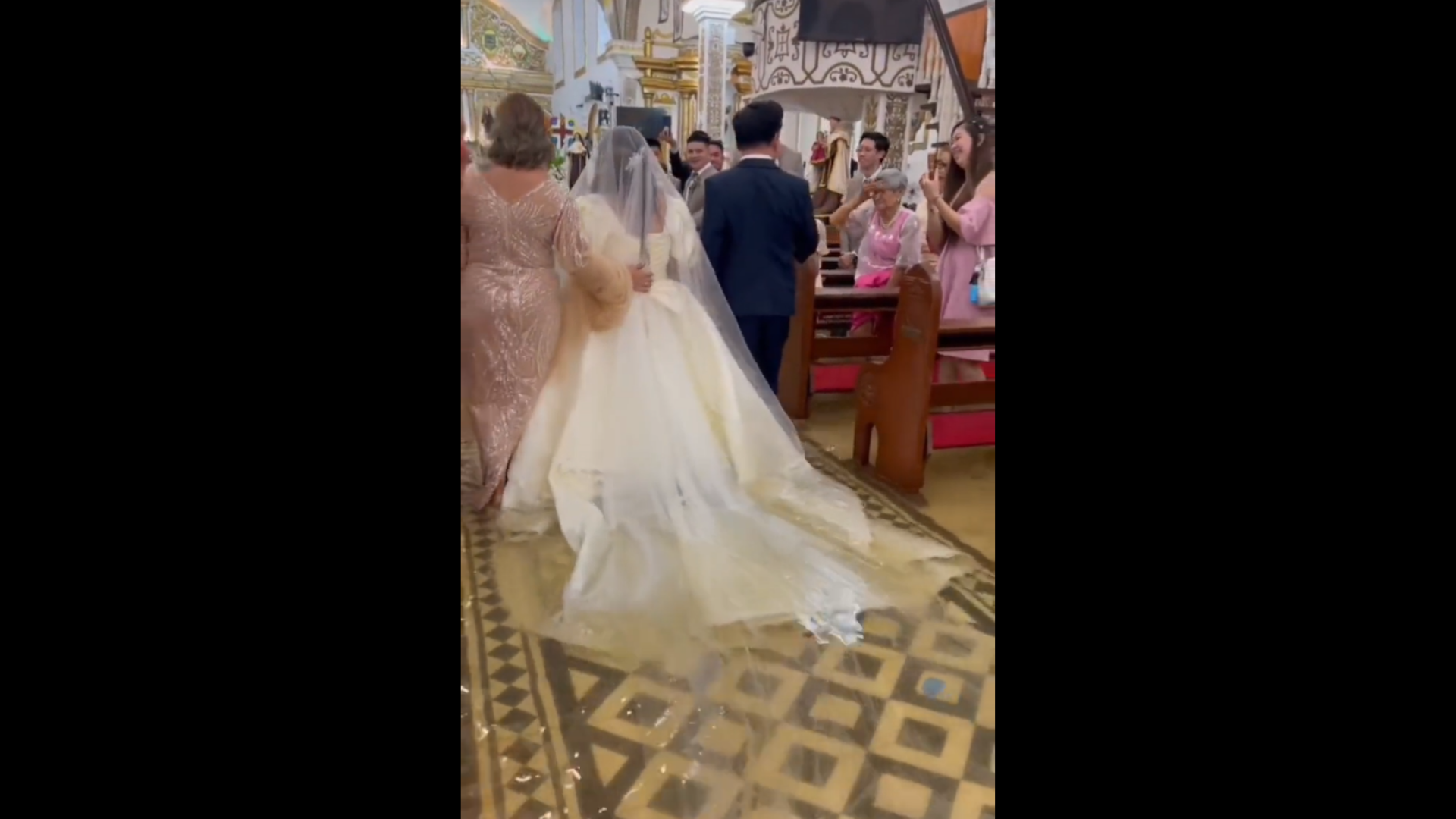 Cu apa până la genunchi și cu rochia îmbibată. Un cuplu a ales să se căsătorească în pofida inundațiilor devastatoare