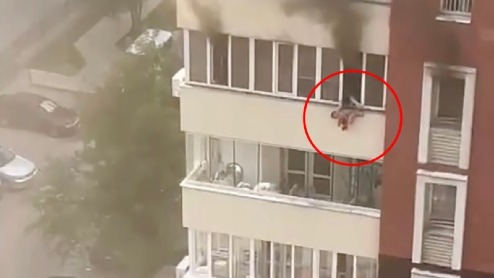 Momentul în care un copil este aruncat pe geam de mama sa, după ce apartamentul în care locuiau a fost cuprins de flăcări