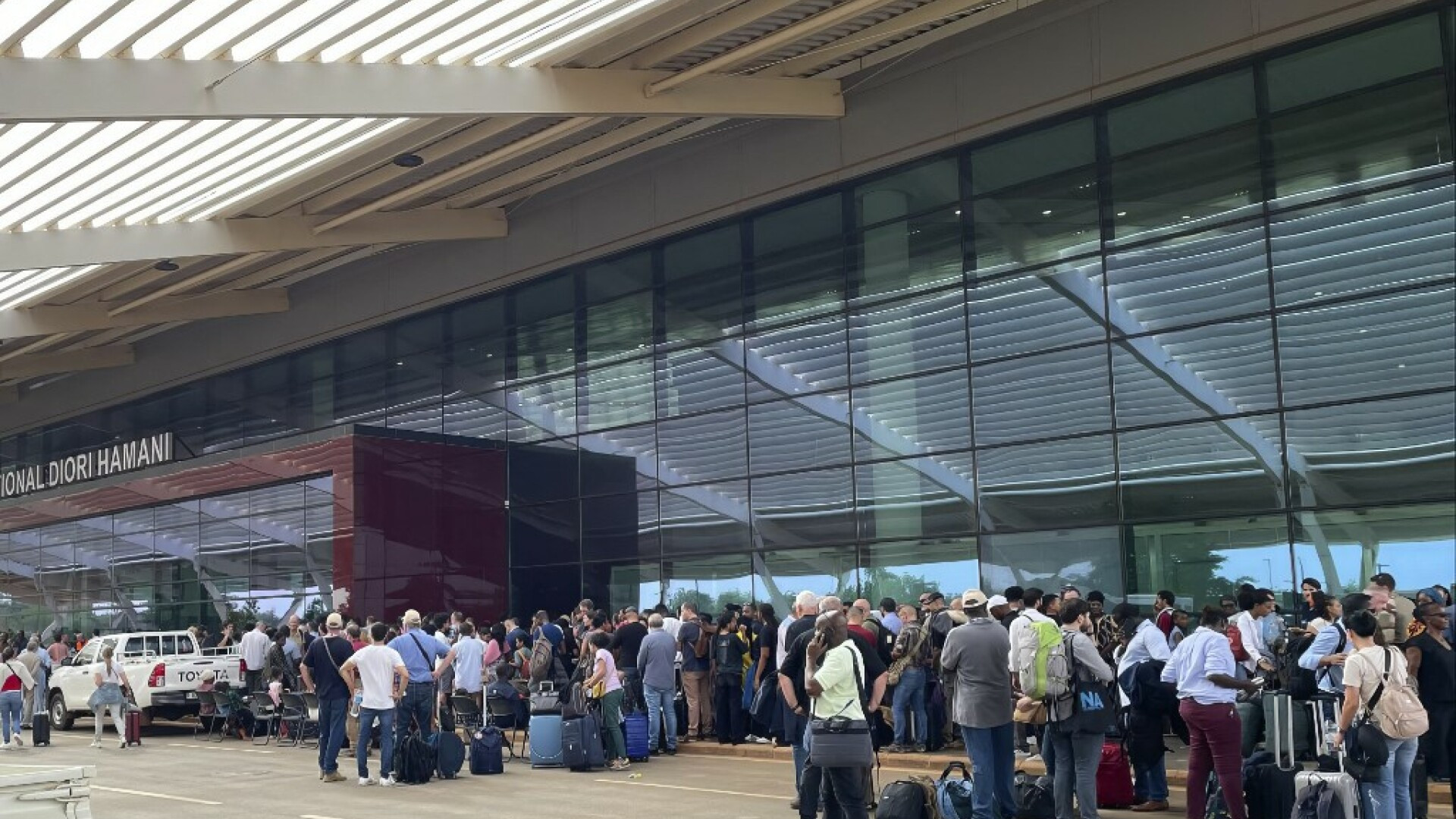 MAE a realizat demersurile necesare pentru evacuarea celui de-al cincelea cetăţean român din Niger