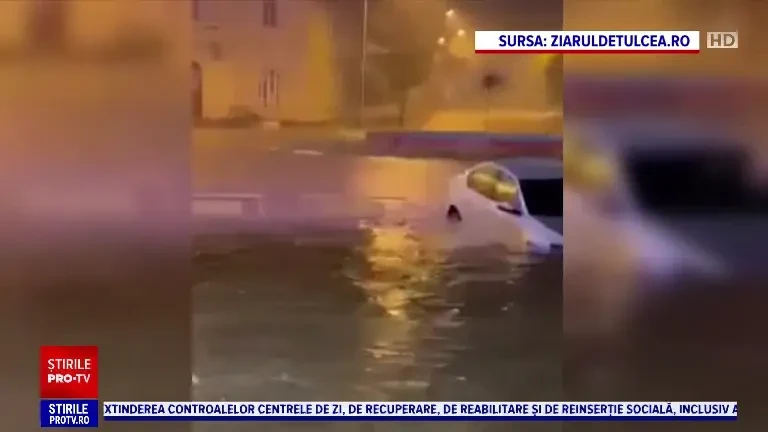 Centrul orașului Tulcea s-a transformat în piscină, după o ploaie de jumătate de oră. A fost emis mesaj RO-Alert (1)