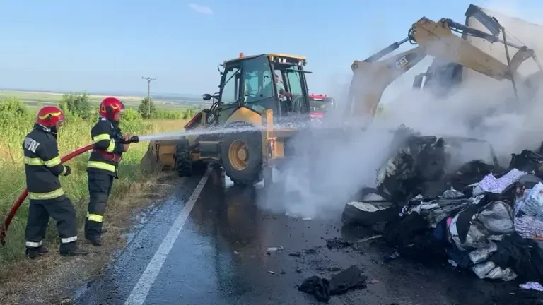 Un TIR a luat foc pe DN 56 A, în Mehedinți. Șoferul, cetățean străin, a murit | FOTO și VIDEO