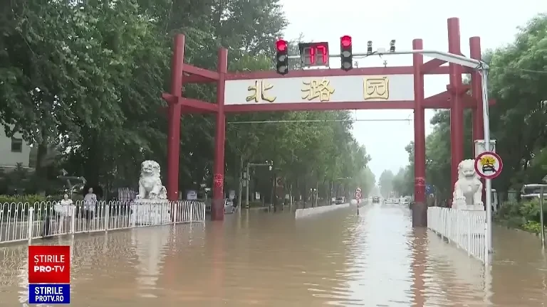 Ploile și inundațiile au semănat dezastru în Beijing și orașele din apropiere. cel puţin 11 morţi şi 27, dispăruţi | FOTO
