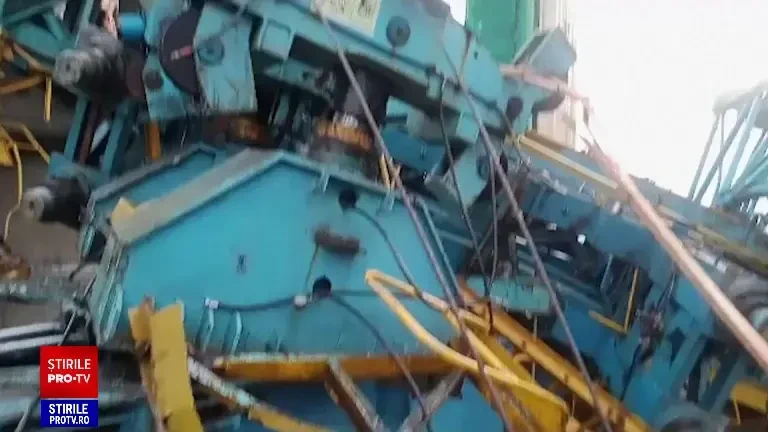 Imagini șocante după ce o macara s-a prăbușit în India. 17 muncitori au murit | FOTO și VIDEO