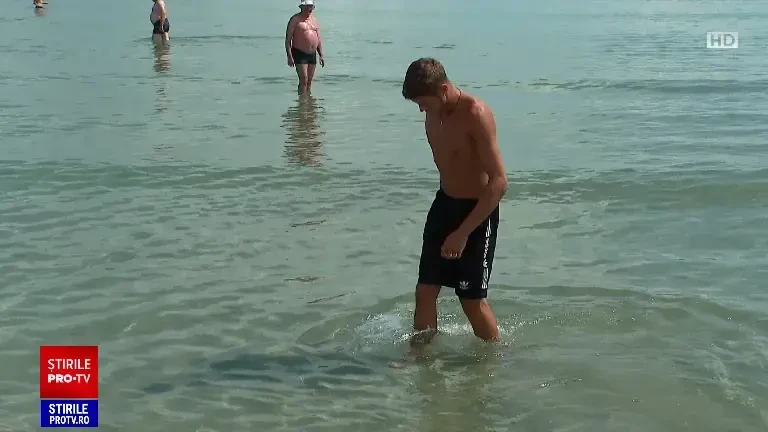 „O vacanță ratată.” Turiștii de pe litoral fug de apa rece a mării către piscinele încălzite ale hotelurilor