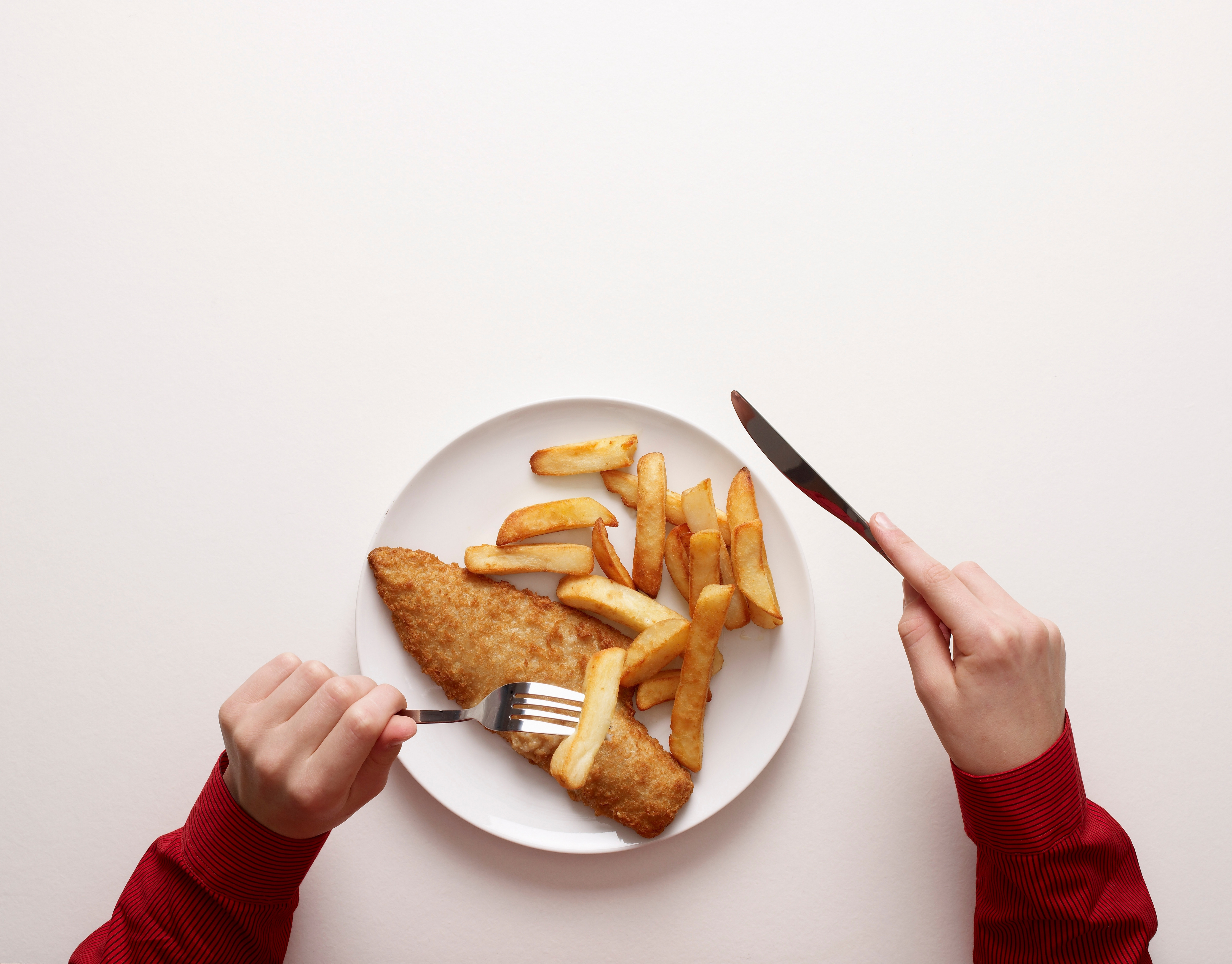 Motivul pentru care un băiețel de șapte ani refuză să mănânce cu cuțitul. Trauma din spatele gestului său