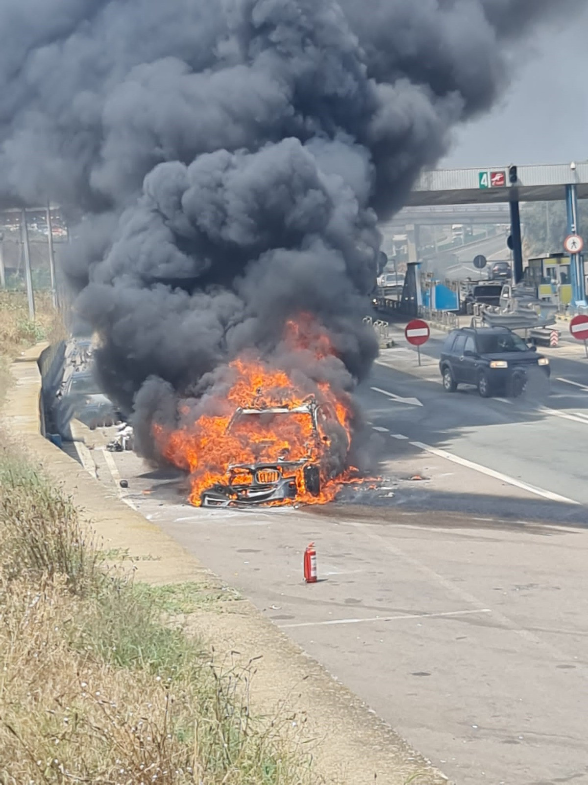 O mașină a luat foc la stația de taxare Fetești. Autoturismul a ars în totalitate | FOTO