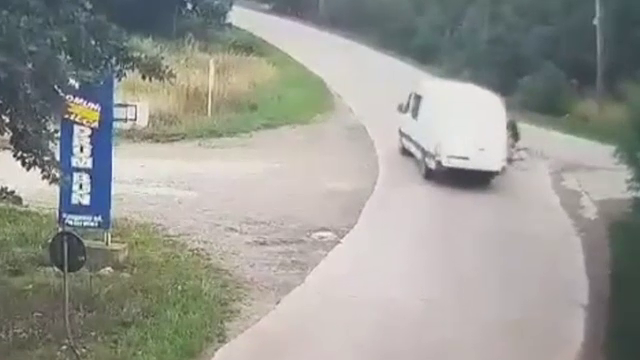 Un bărbat care mergea pe bicicletă a murit pe loc după ce a intrat într-o mașină care circula regulamentar, în Suceava