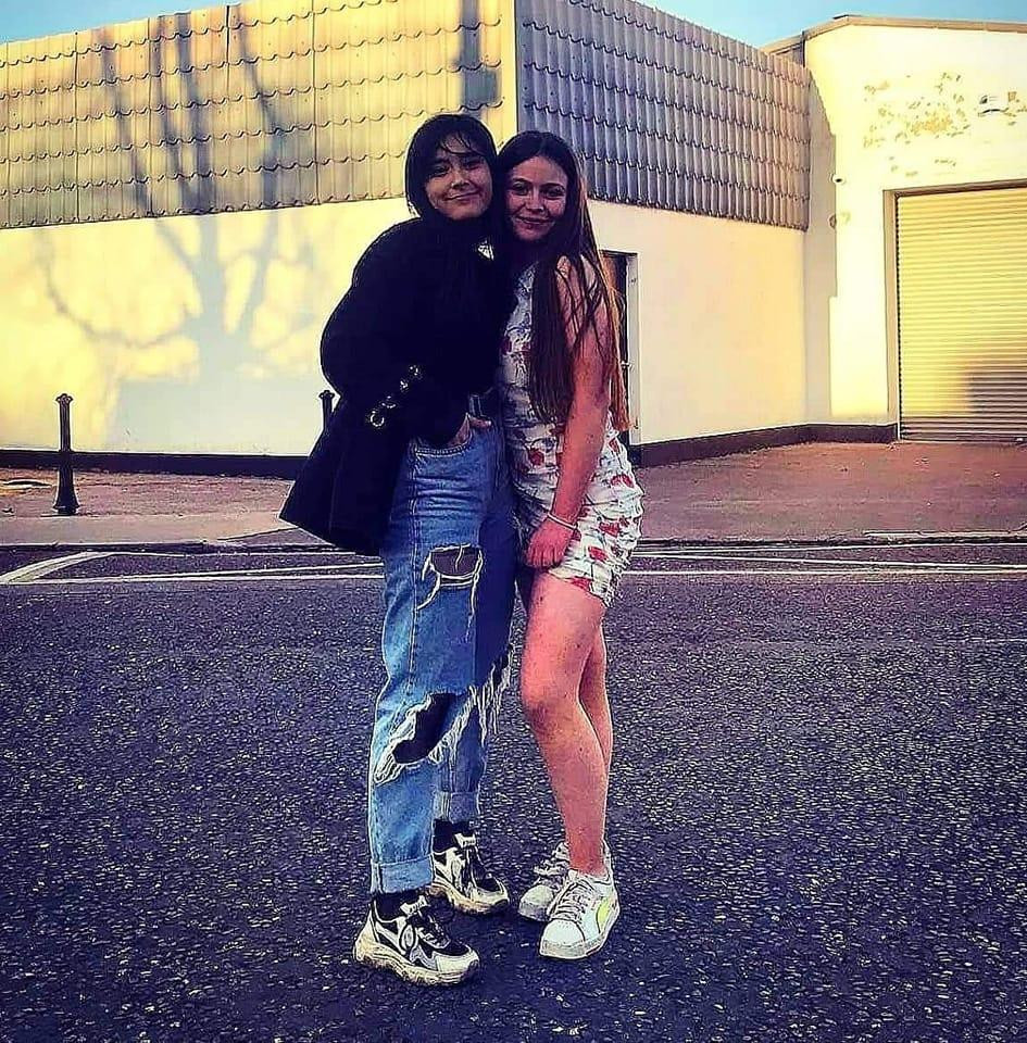 Două adolescente au murit într-un tragic accident, înainte de a ajunge la balul de absolvire. Cum s-au fotografiat înainte