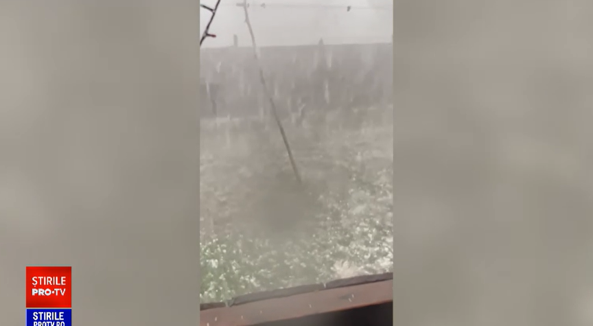 Prăpăd în județul Brăila, lovit de o furtună violentă. Au căzut bucăți uriașe de grindină, vântul a avut 70 de km/oră