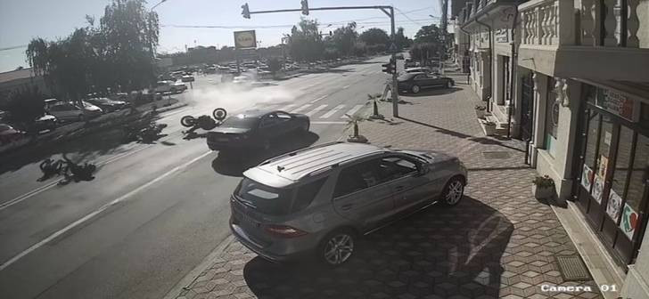 Momentul în care două motociclete și o mașină s-au ciocnit violent în Lugoj. Greșeala făcută de șoferul autoturismului