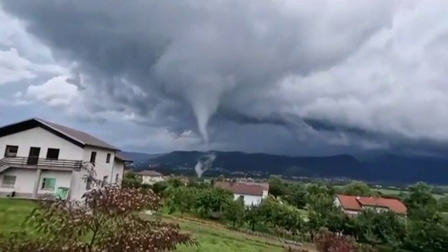 Un orășel din Slovenia a fost măturat de o tornadă. Momentul în care un fulger trece prin mijlocul fuiorului