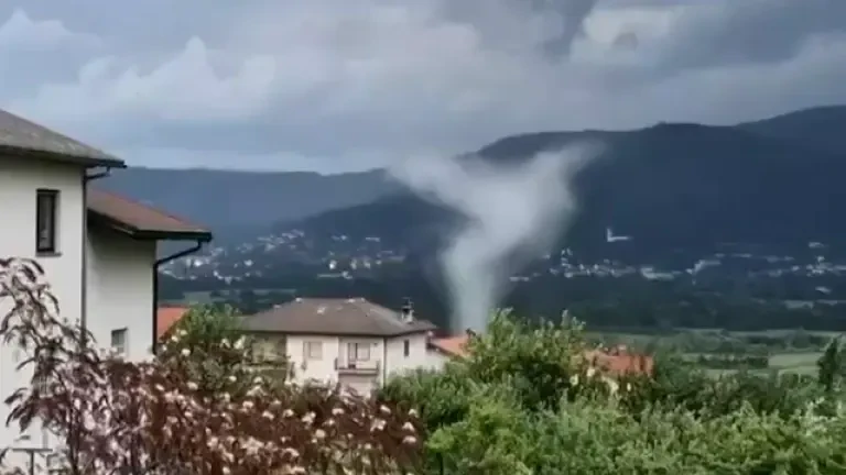 Un orășel din Slovenia a fost măturat de o tornadă. Momentul în care un fulger trece prin mijlocul fuiorului