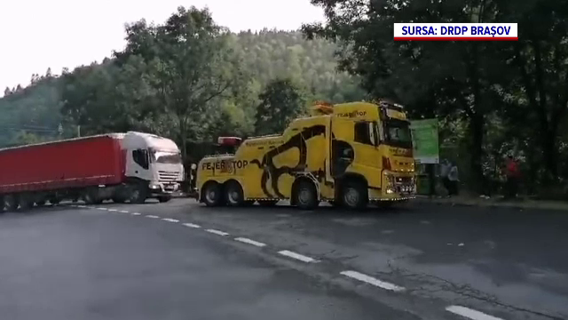 Blocaj pe DN 1 din cauza unui accident. Un TIR și o autoutilitară s-au ciocnit violent
