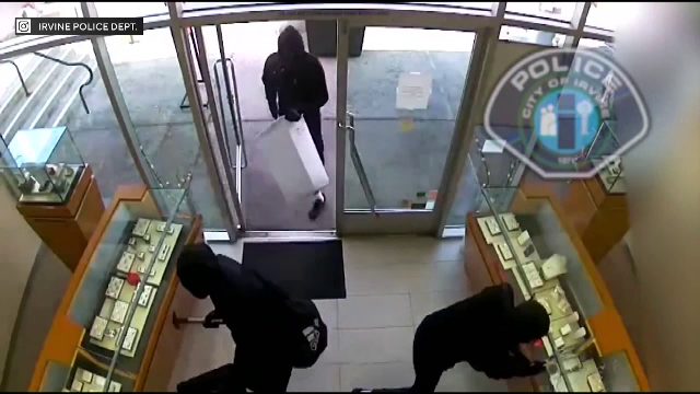 Jaf în plină zi într-un magazin de bijuterii. Suma fabuloasă pe care au reușit să o fure hoții în mai puțin de un minut