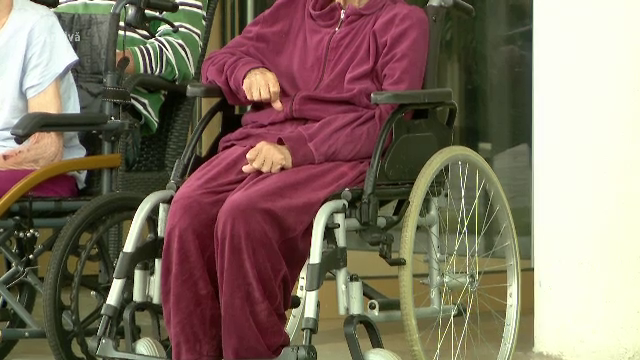 Bătrâni evacuați dintr-un cămin din Constanța. Șase au ajuns la spital