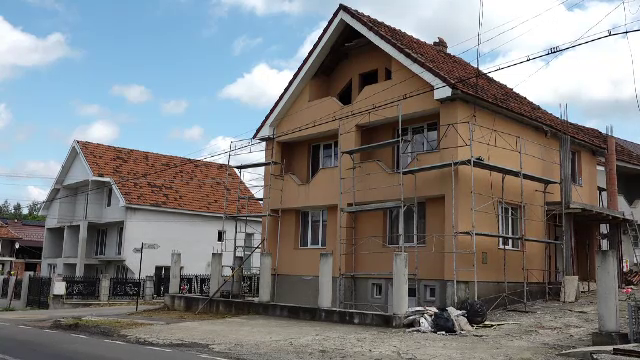 Țara Oașului s-a umplut de românii care s-au întors din străinătate să-și ridice case impunătoare, care vor rămâne însă goale