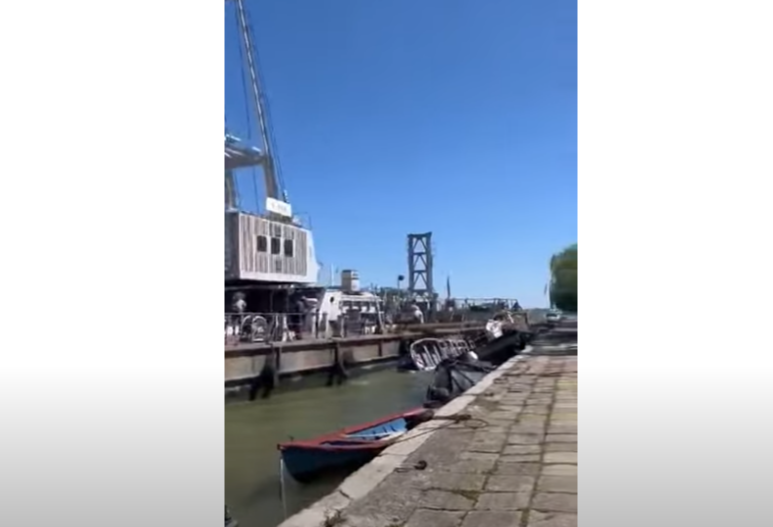 Incident naval pe Dunăre. O macara plutitoare a lovit mai multe bărci și pontoane la Sulina | VIDEO