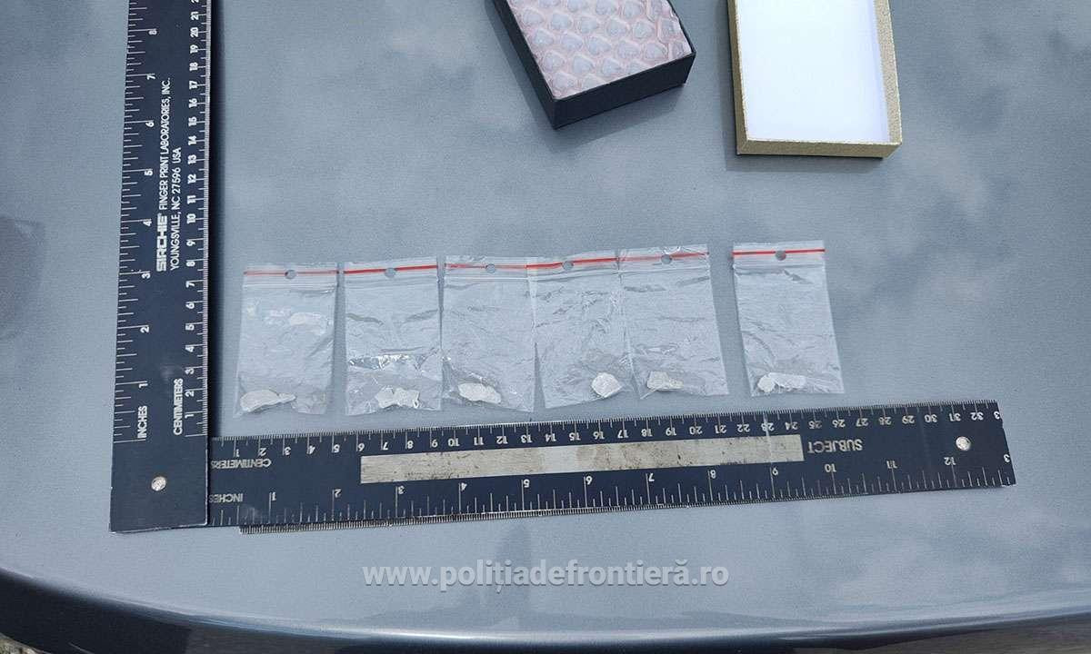 Ce au găsit polițiștii într-o mașină oprită în trafic în Sighetu Marmației. Doi tineri de 19 și 20 de ani sunt acum cercetați