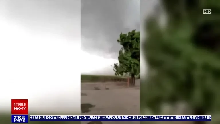 Rupere de nori la Brăila. Furtuna a măturat totul în cale și a făcut ravagii în curțile oamenilor | VIDEO