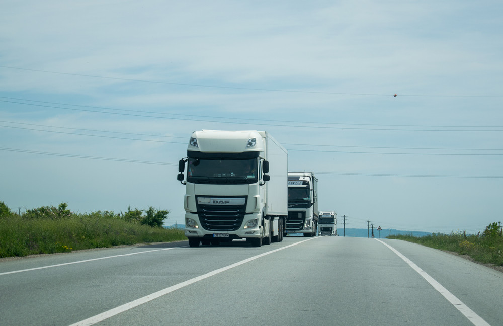 Restricții de trafic din cauza caniculei. Autovehiculele de peste 7,5 tone, interzise vineri pe drumurile din 12 judeţe