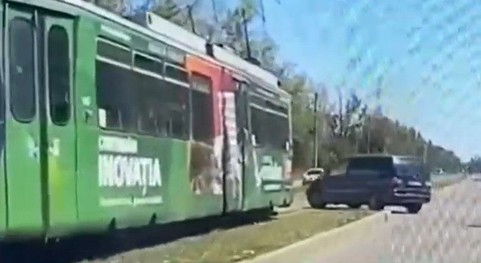 O mașină a fost lovită în plin de un tramvai în Iași. Impactul, surprins de camera de bord a unei mașini