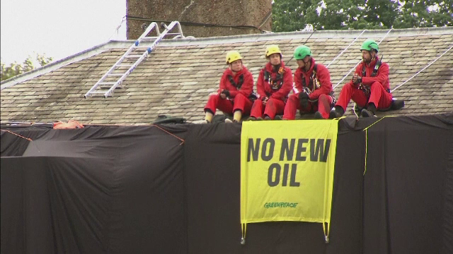 Protest pe casa premierului britanic. Activiștii de mediu au scandat de pe acoperișul locuinței lui Rishi Sunak