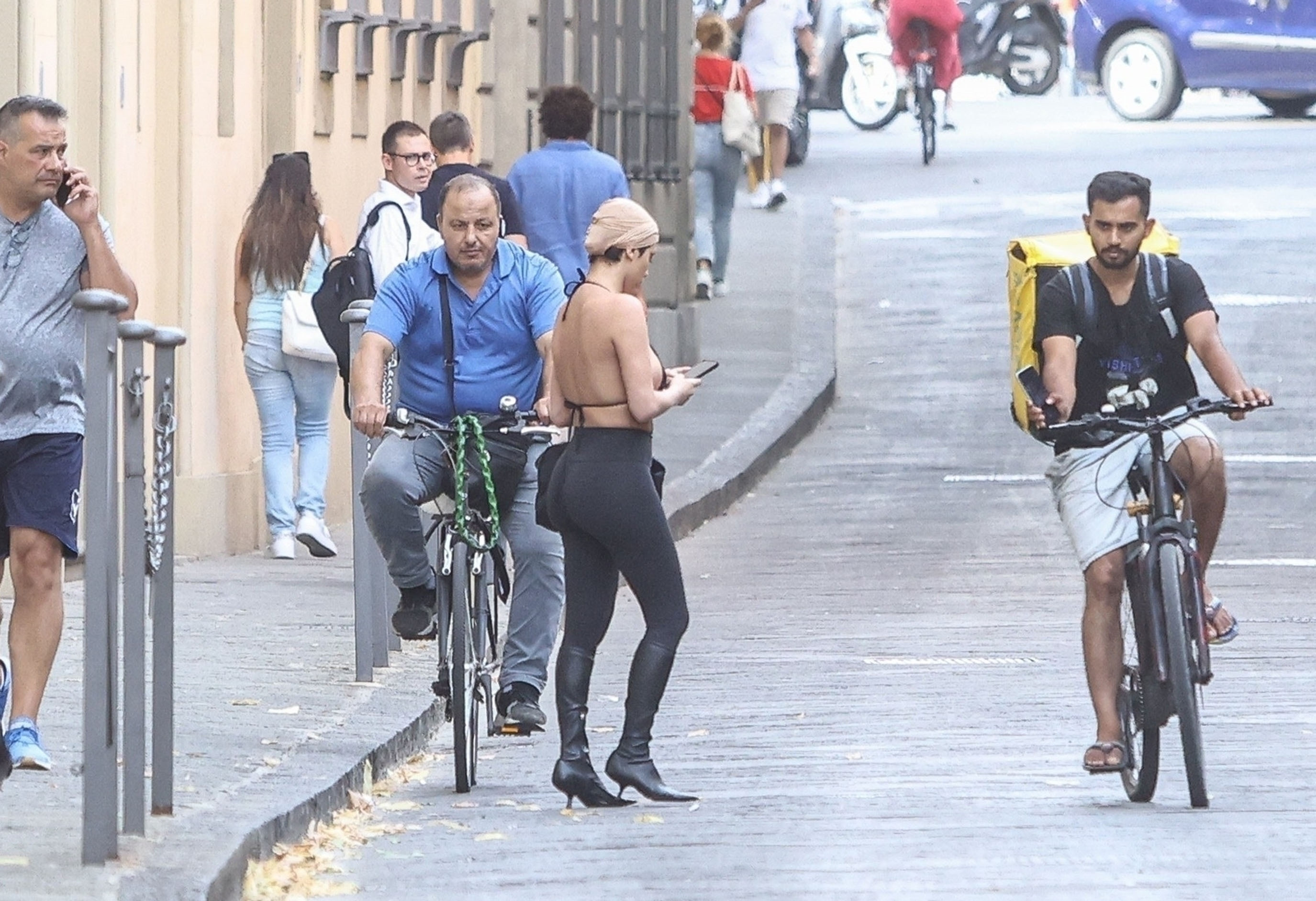 Kanye West își promovează filmul cu o imagine nud a Biancăi Censori. „Atât de mândru” | GALERIE FOTO