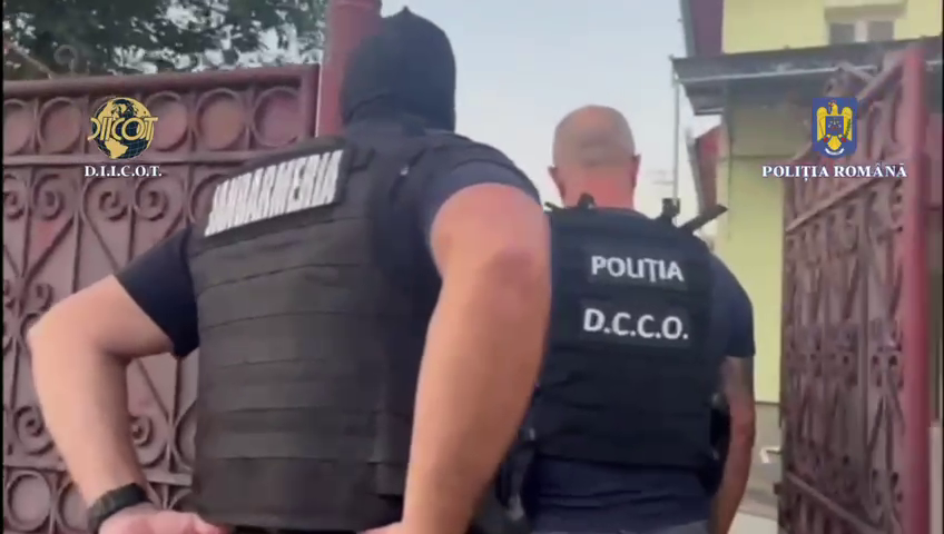 Migranţi transportaţi în cuşti metalice sudate sub şasiul unor autoutilitare. 10 persoane au fost arestate în Alba