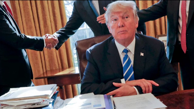 Donald Trump a fost nevoit să aștepte 20 de minute după judecătoare. Ce a făcut în acest timp