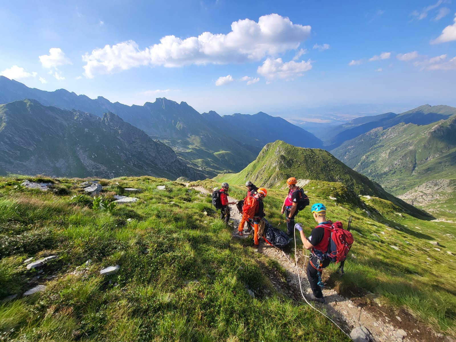 Cadavrul unui turist mort în Făgăraș nu poate fi preluat de elicopterul SMURD din cauza legii. Va fi cărat de salvamontiști