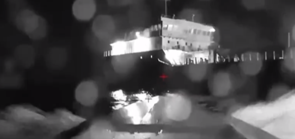 Un petrolier rusesc a fost lovit de drone ucrainene în strâmtoarea Kerci. Kievul revendică atacul | VIDEO