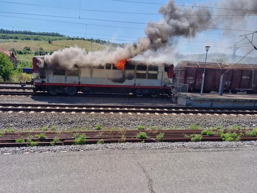 Sibiu: Incendiu la locomotiva unui tren de transport marfă, încărcat cu material lemnos