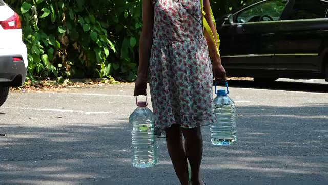 Canicula îi sufocă pe români: ”Am leșinat în tren”. Când se schimbă vremea