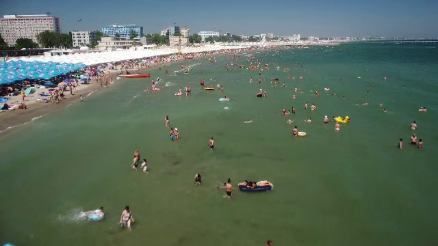 Ce este upwelling, fenomenul care are loc în aceste zile în Marea Neagră. Turiștii și-au făcut curaj să intre în apă