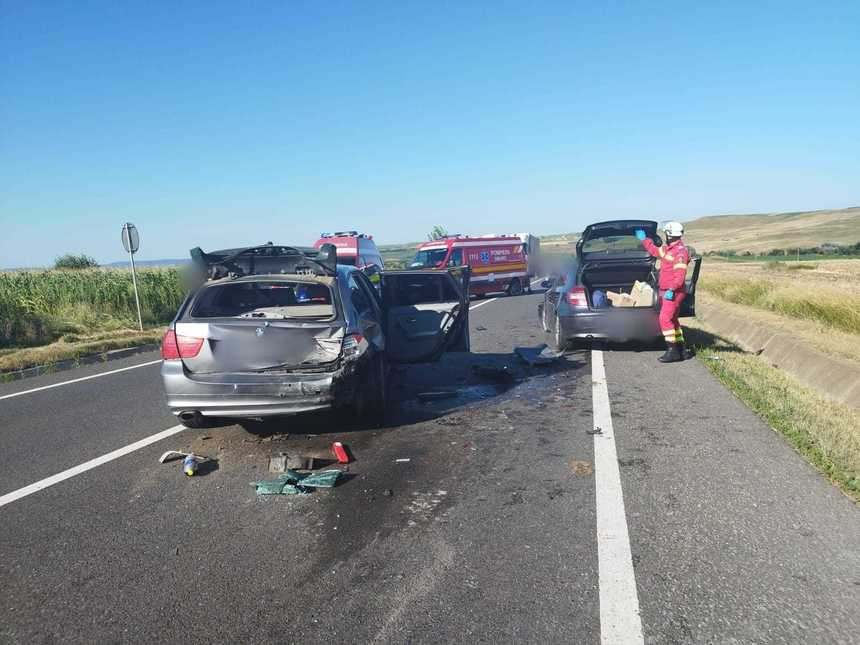 Accident cu trei autoturisme pe DN 17. Doi adulţi şi un copil sunt transportaţi la spital | FOTO
