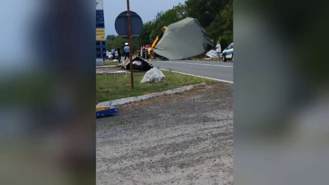 Furtuna face prăpăd în județul Timiș. Acoperișul unei stații de carburanți, smuls de o vijelie și aruncat în mijlocul străzii