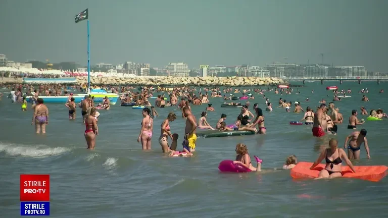 Ce este upwelling, fenomenul care are loc în aceste zile în Marea Neagră. Turiștii și-au făcut curaj să intre în apă