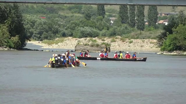 Întrecere cu vâsle pe râul Mureș în Alba. 14 echipaje au vâslit către linia de finish în ambarcaţiuni uşoare