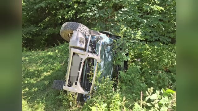 O mamă și doi copii au ajuns cu mașina într-o râpă, în Vicovu de Sus. Femeia a pierdut controlul volanului