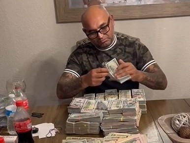 S-au lăudat pe internet cu o masă plină de bani și au fost prinși de FBI. ”Clipul ăsta e pentru cei ce se cred șmecheri”