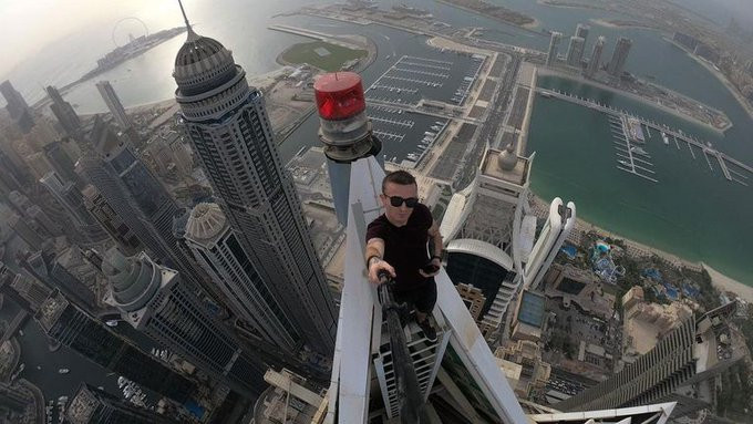 Fotograful francez care a căzut dintr-un turn de la etajul 68 și a decedat, nu a alunecat, susține prietenul lui cel mai bun