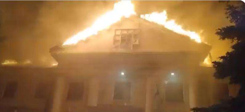 Incendiu la o universitate din Donețk, după atacurile ucrainene. Rusia acuză Kievul că a folosit muniție cu dispersie