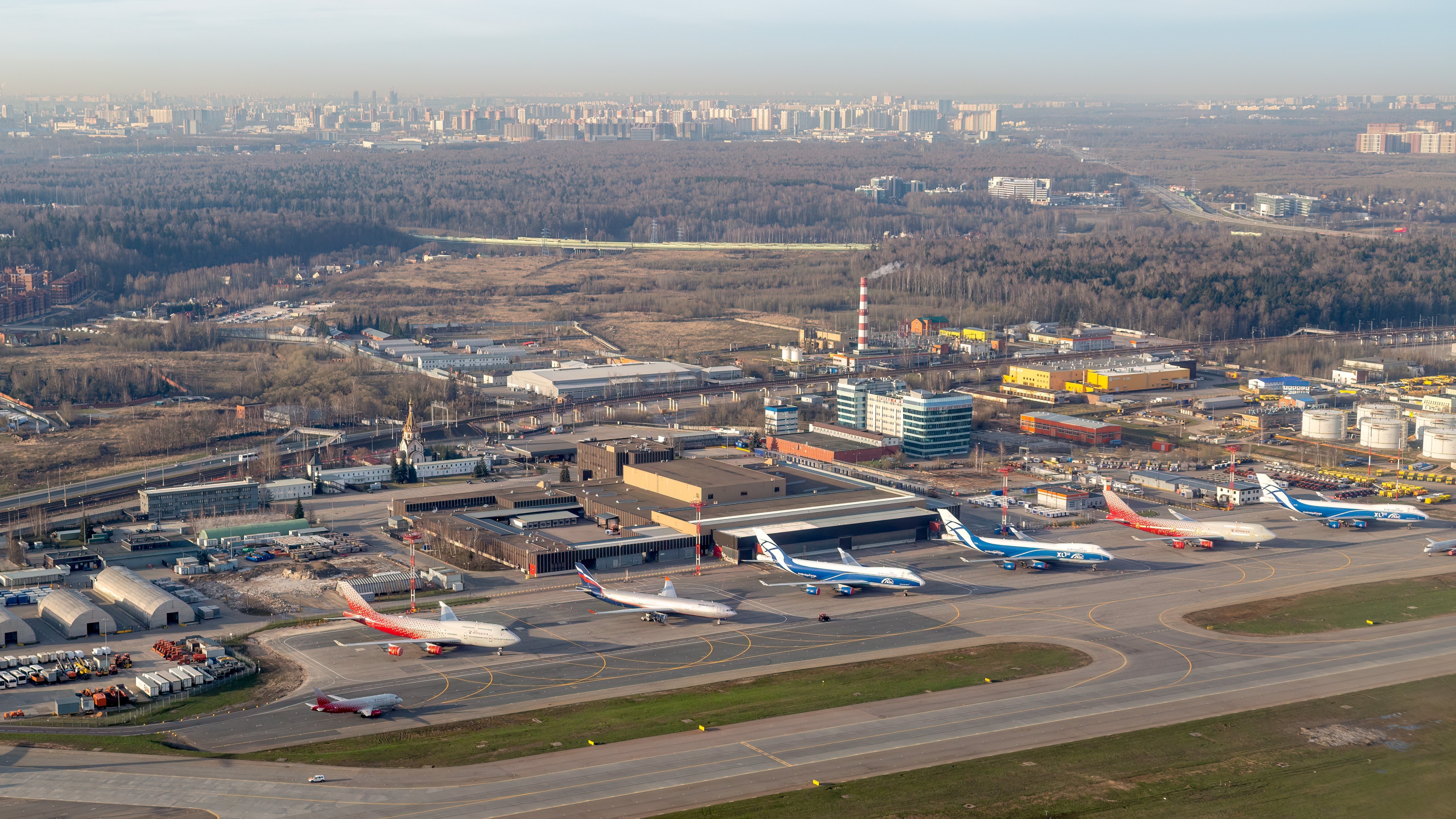 Zboruri suspendate pe aeroportul Vnukovo din Moscova, în timp ce primarul anunţă distrugerea unei drone ostile