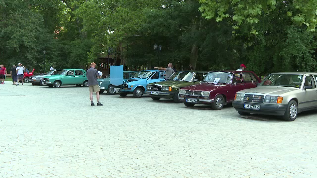 Zeci de mașini retro au fost expuse în Parcul Central din Buziaș. Mașina care a atras toate privirile