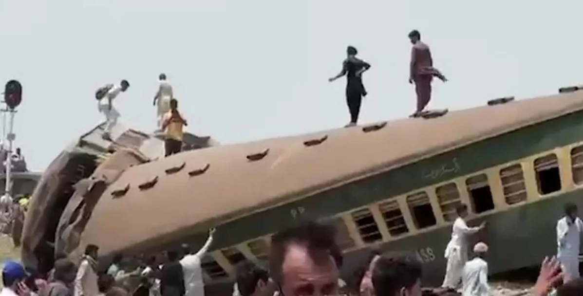 Cel puţin 22 de morţi şi 50 de răniţi într-un accident de tren în Pakistan. VIDEO